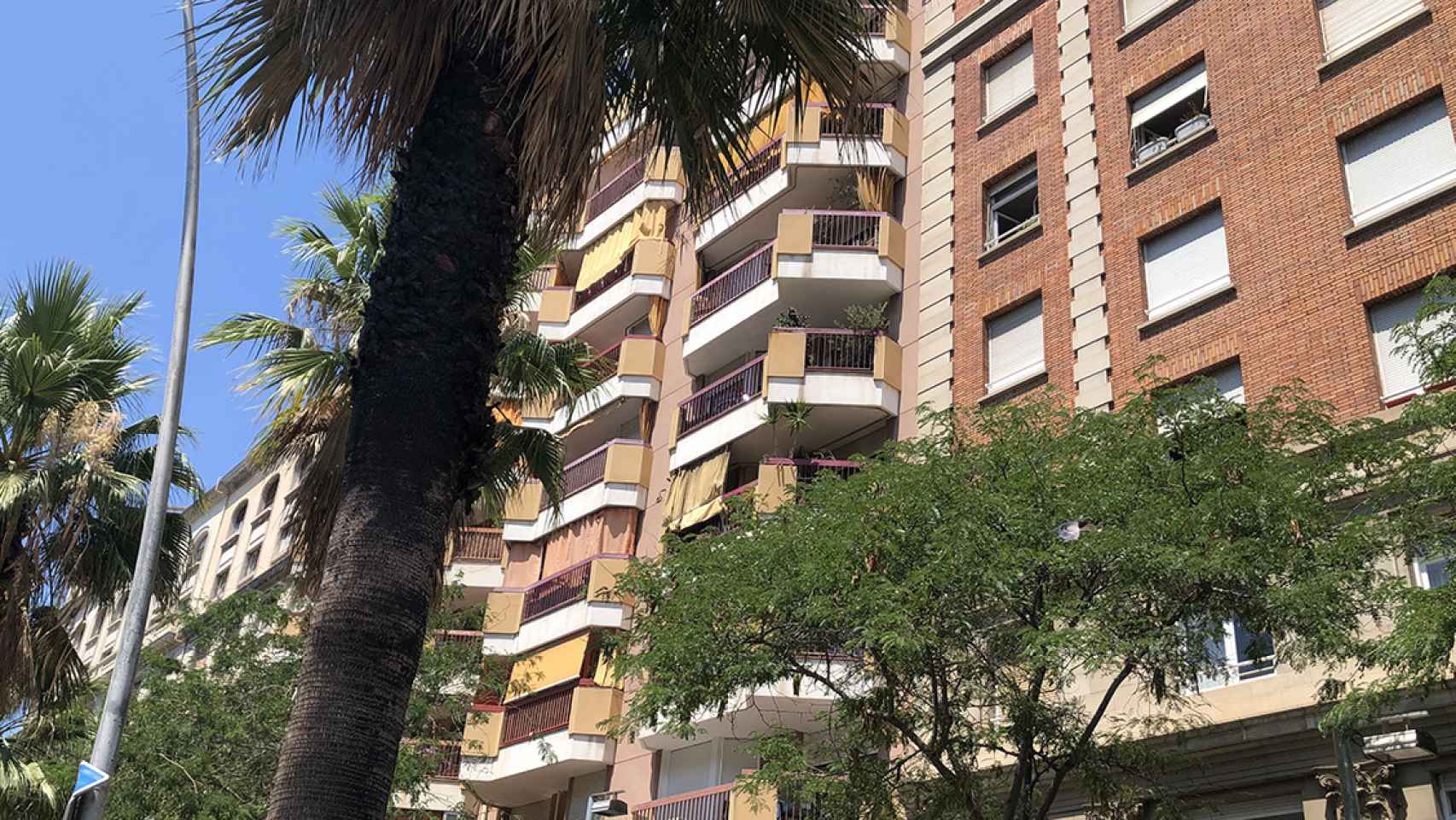 En uno de estos edificios de la calle Marina de Barcelona viven okupas en un piso de la Generalitat procedente de una herencia intestada