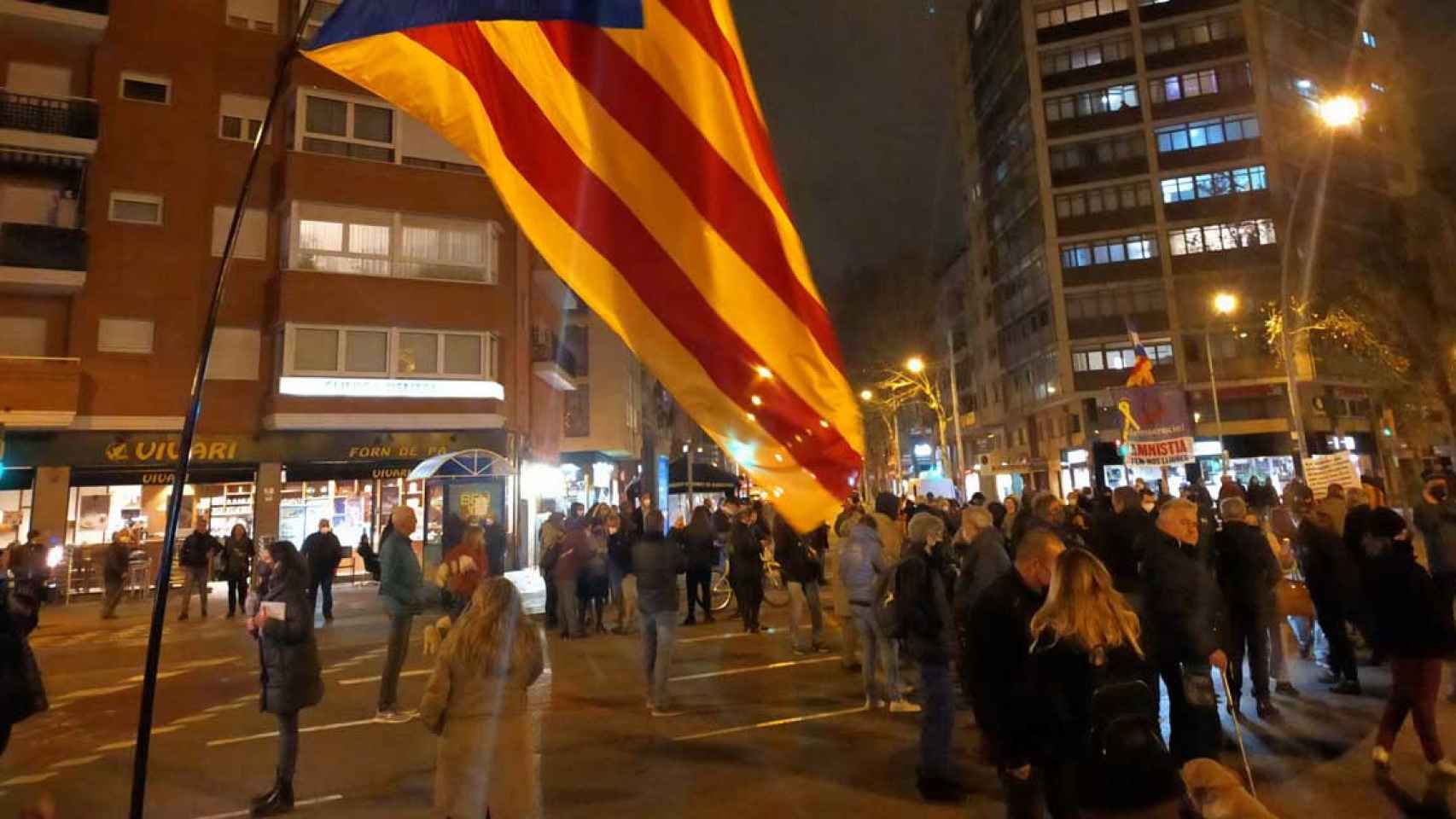 Manifestantes secesionistas en el segundo corte ilegal de la Avenida Meridiana de Barcelona / TV3