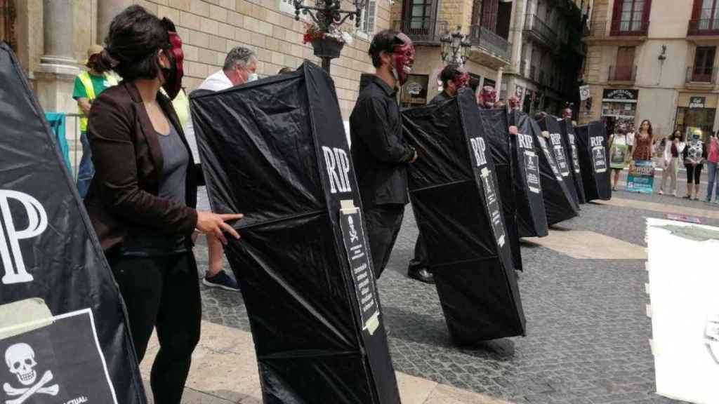 La concentración de los ecologistas celebrada este sábado en la plaza de Sant Jaume / AIGUA ÉS VIDA