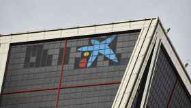 Logo de Caixabank en la torre KIO, hasta ahora sede de Bankia / EP