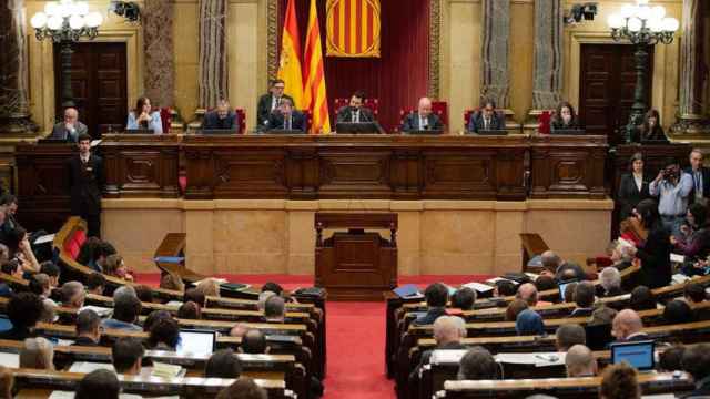 Plano de la Cámara catalana con la Mesa del Parlament al fondo / EUROPA PRESS