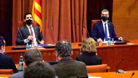 El consejero de Acción Exterior y encargado de organizar las elecciones, Bernat Soler (d), junto al presidente del Parlament, Roger Torrent (i) / EP