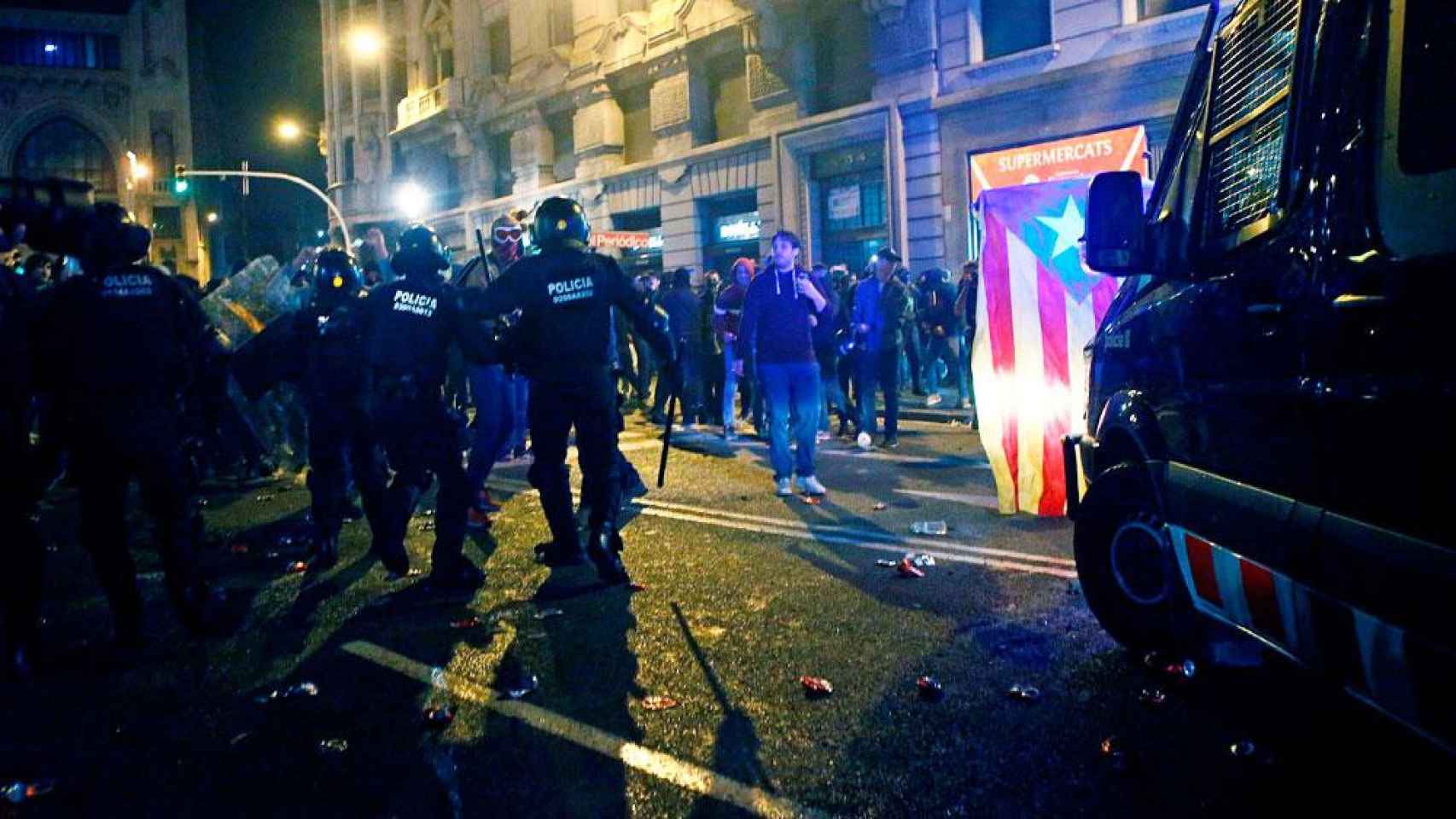 Los Mossos d'Esquadra, durante la intervención policial contra los CDR en Barcelona / EFE