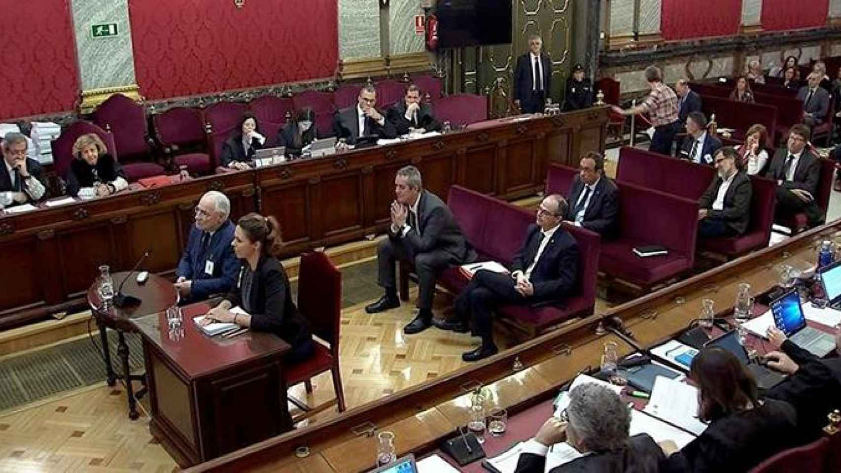 Imagen tomada de la señal institucional de Tribunal Supremo con la declaración del eurodiputado esloveno Ivo Vajgl (i) / EFE