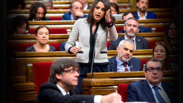 Inés Arrimadas se dirige a Carles Puigdemont en el Parlament en una imagen de archivo / EFE