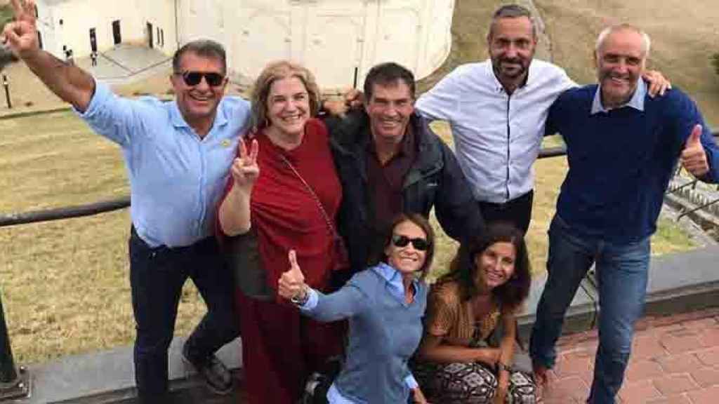 Joan Laporta, Pilar Rahola y Jaume Alonso-Cuevillas posan en Waterloo, a donde se han desplazado para visitar a Carles Puigdemont / TWITTER