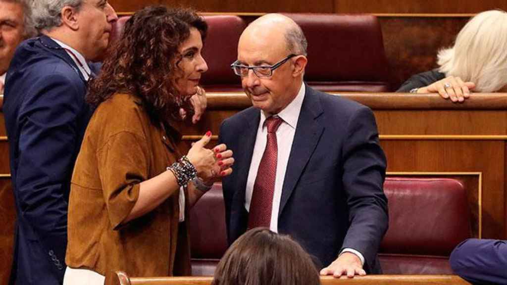 La ministra de Hacienda, María Jesús Montero, y el exministro Cristóbal Montoro, hablan antes de la aprobación definitica de los presupuestos en el Congreso / EFE