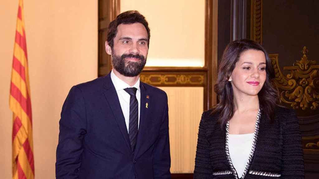 La líder de Ciudadanos en Cataluña, Inés Arrimadas, junto al presidente del Parlament, Roger Torrent