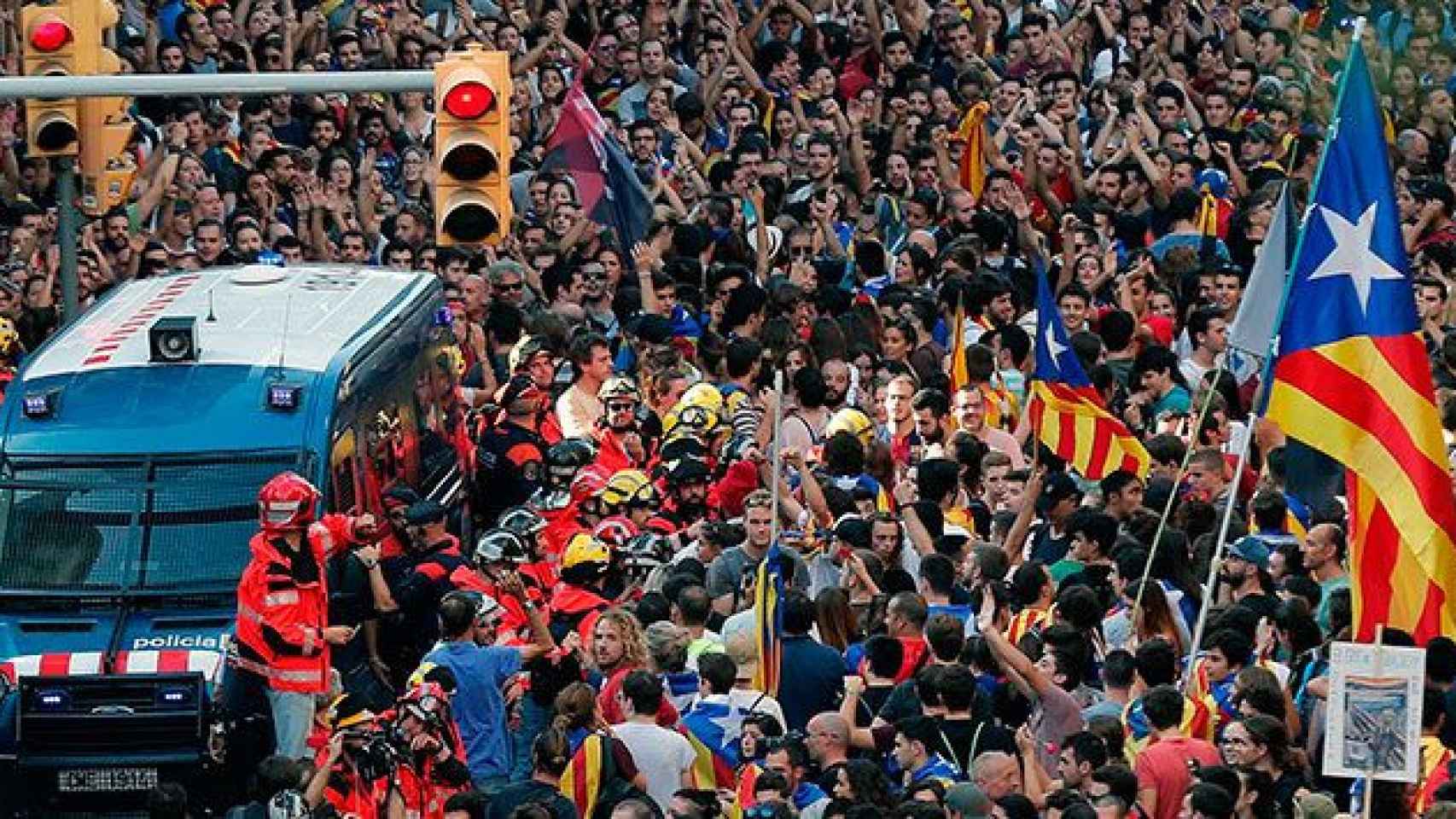 Miles de jóvenes protestan en frente de la Jefatura Superior de la Policía en Barcelona el martes / EFE