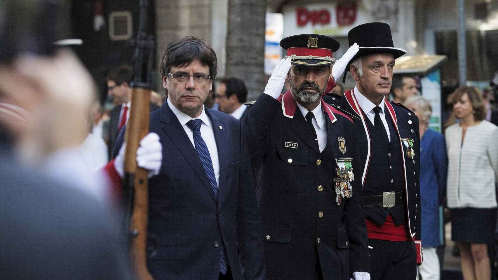 Josep Lluís Trapero, en el centro de la imagen, junto a Carles Puigdemont el 11 de septiembre