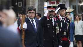 Josep Lluís Trapero, en el centro de la imagen, junto a Carles Puigdemont el pasado 11 de septiembre / EFE