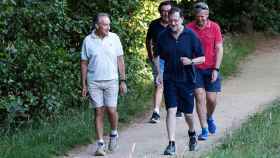 Mariano Rajoy en su camino dominical de la 'Ruta sa pedra e da agua' ayer domingo en compañía de José Benito Suárez (I), esposo de Ana Pastor, y de Alfonso Rueda (D), vicepresidente de la Xunta de Galicia.