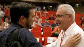 Alberto Garzón y Cayo Lara se dan la mano en la XI Asamblea Federal de IU del 4 de junio.