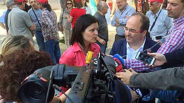 La líder del PSC de Castelldefels, María Miranda, junto al primer secretario del partido, Miquel Iceta