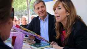 El alcaldable del PP catalán por Barcelona, Alberto Fernández Díaz, y la presidenta del partido, Alicia Sánchez-Camacho, en la parada de Sant Jordi de la formación.