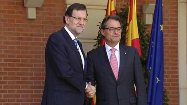Los presidentes del Gobierno, Mariano Rajoy, y de la Generalidad, Artur Mas, a la puerta de La Moncloa