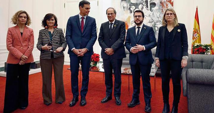 El presidente del Gobierno, Pedro Sánchez (3i), el presidente de la Generalitat, Quim Torra (3d), las ministras Carmen Calvo y Meritxell Batet y los 'consellers' Artadi y Aragonès / EFE