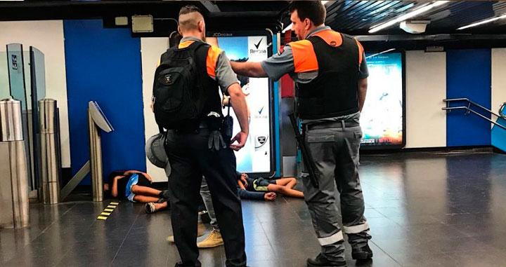 Dos vigilantes de seguridad lidian con varios pasajeros ebrios en el Metro de Barcelona / CG