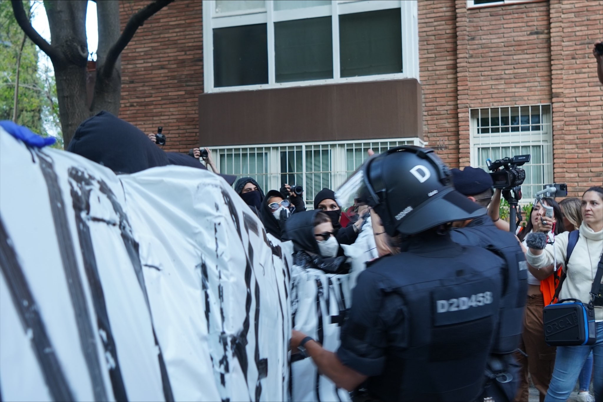 Carga de Mossos de Esquadra en los aledaños de Plaza de la Bonanova / GALA ESPÍN