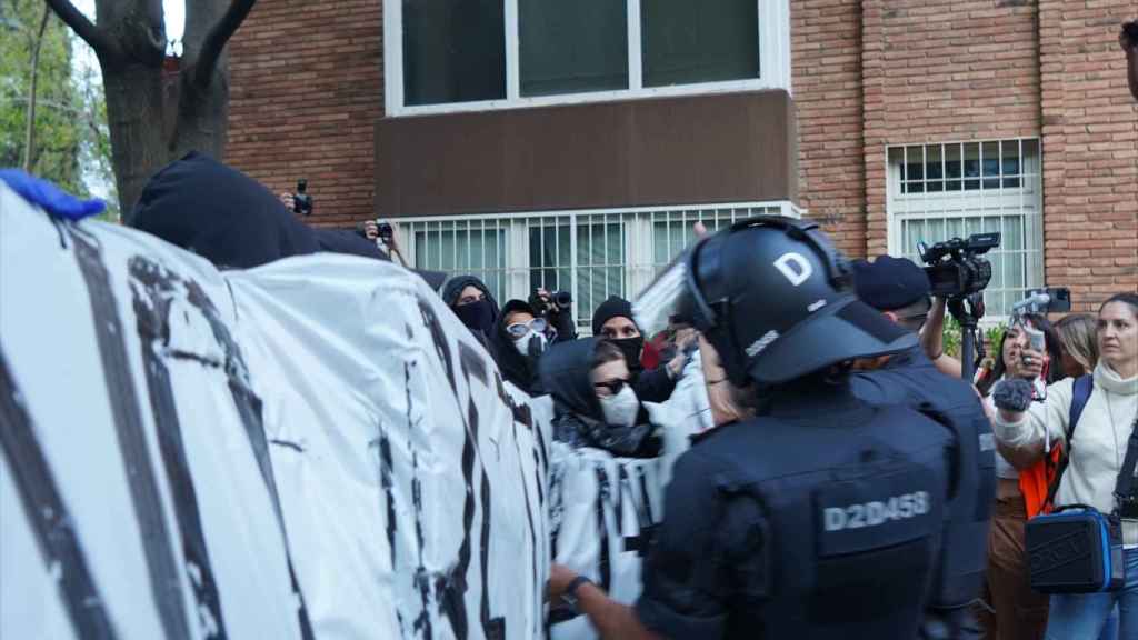 Carga de Mossos de Esquadra en los aledaños de Plaza de la Bonanova / GALA ESPÍN