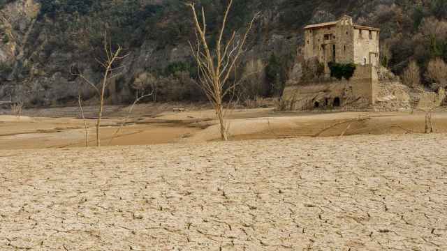 El pantano de La Baells, en el Berguedà, evidencia la sequía por la falta de lluvias de los últimos meses  / AIGÜES DE BARCELONA