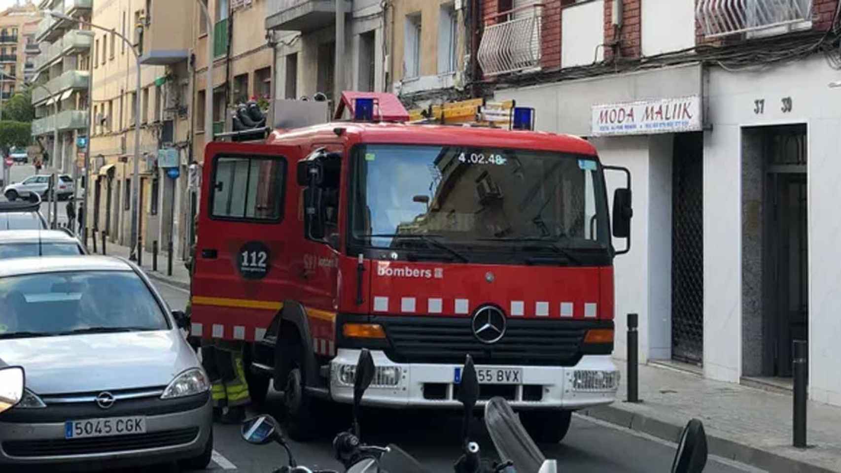 Los bomberos, interviniendo en el número 35 de la calle Mozart de Badalona / DAVID TORRENTS