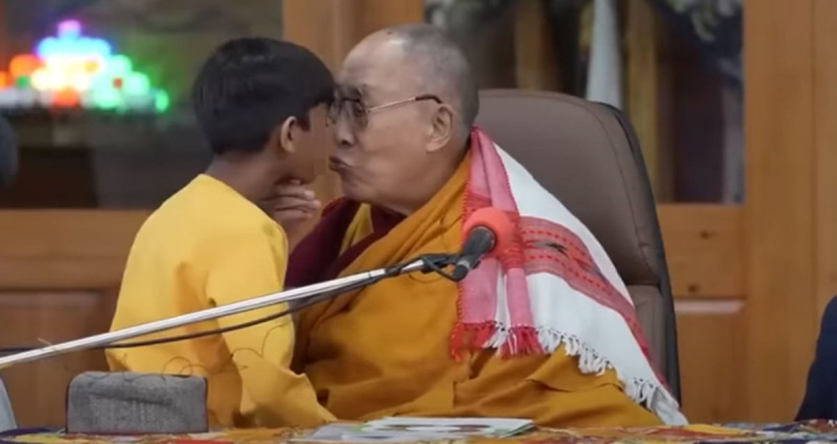 El polémico beso del dalai lama a un niño