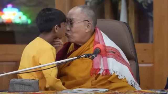 El polémico beso del dalai lama a un niño
