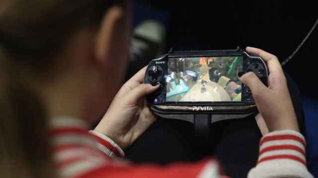 Niña juega con dispositivo móvil, videojuego / EUROPA PRESS
