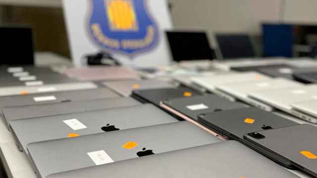 Ordenadores y tabletas robadas por valor de 40.000 euros que los Mossos d'Esquadra han recuperado en un domicilio de Hostafrancs (Barcelona) / MOSSOS D'ESQUADRA