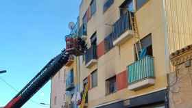 Los bomberos trabajan en un incendio en un edificio de Lleida / EP