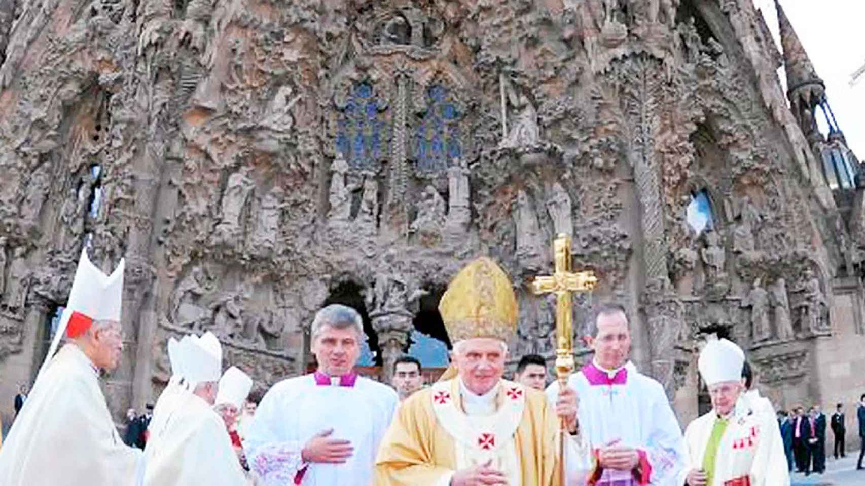 El papa emérito Benedicto XVI, ante la Sagrada Familia de Barcelona en 2010 / EFE