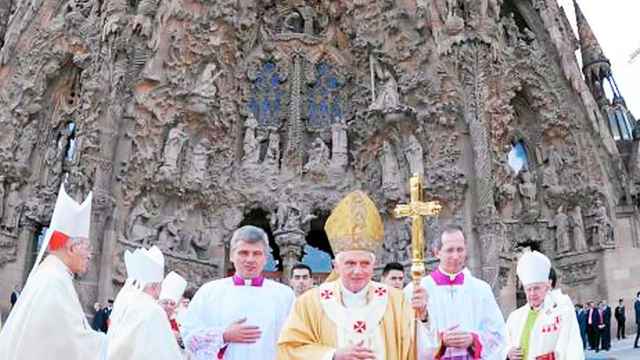 El papa emérito Benedicto XVI, ante la Sagrada Familia de Barcelona en 2010 / EFE