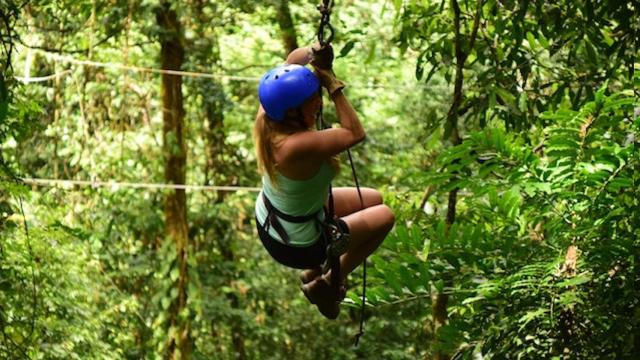 Mujer en una tirolina