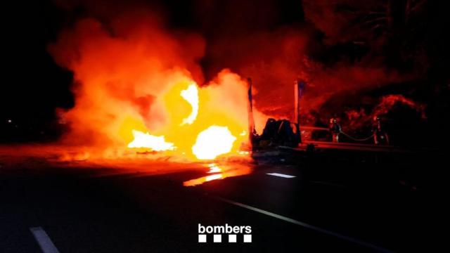 Incendio de un camión en la AP-7 a a altura de Vilobí d'Onyar, en Cataluña, la segunda comunidad autónoma con más muertos por incendio o explosión en 2021 / BOMBEROS DE LA GENERALITAT