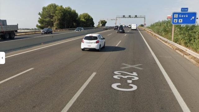 El joven, de 22 años y vecino de Viladecans, ha muerto en la C-32 después de chocar contra una valla por causas que todavía se desconocen / GOOGLE STREET VIEW