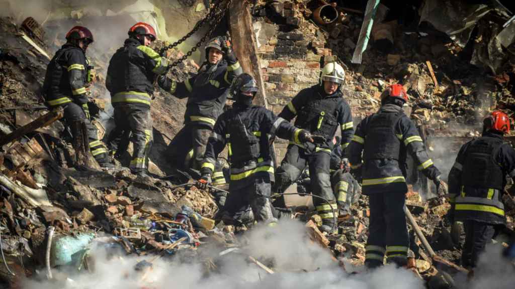 Los equipos de rescate trabajan en un edificio residencial destruido tras un ataque con drones en el centro de Kiev (Ucrania) / EFE