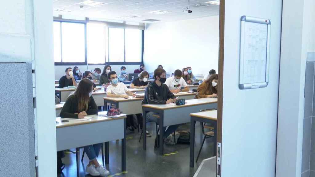 Alumnos de un centro de educativo de secundaria que sufren desmayos, mareos y vómitos por las altas temperaturas / EP