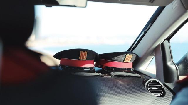 Dos gorras en un vehículo de Mossos d'Esquadra - MOSSOS D'ESQUADRA