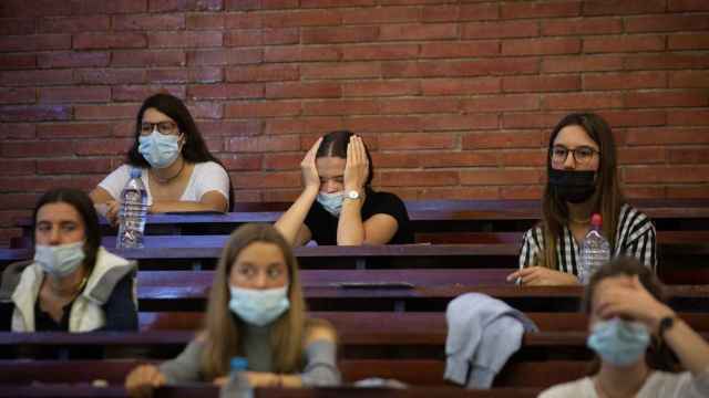 Alumnos durante el arranque de la selectividad en Cataluña / DAVID ZORRAKINO (EUROPAPRESS)