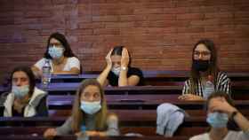 Alumnos durante el arranque de la selectividad en Cataluña / DAVID ZORRAKINO (EUROPAPRESS)