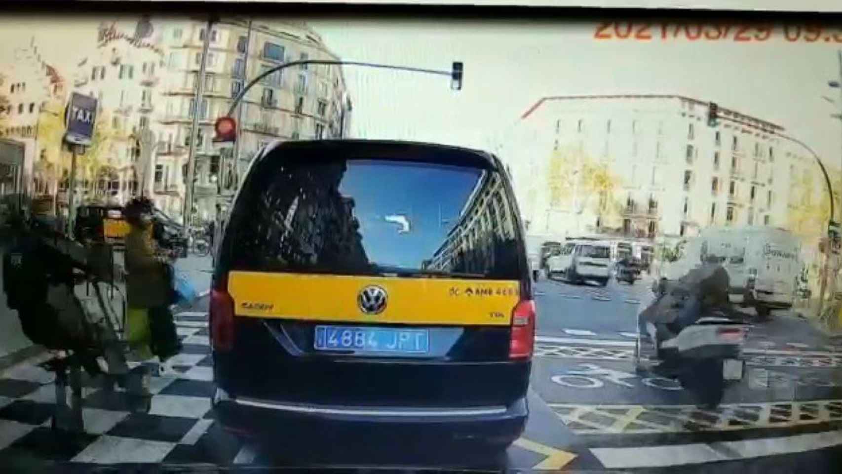 Momento en el que el patinete atropella a la mujer en la calle Aragó