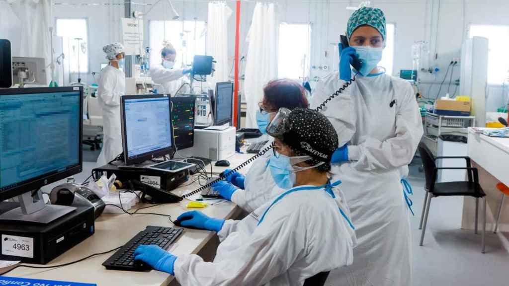 Sanitarios protegidos contra el virus en el hospital Parc Taulí de Sabadell / EFE