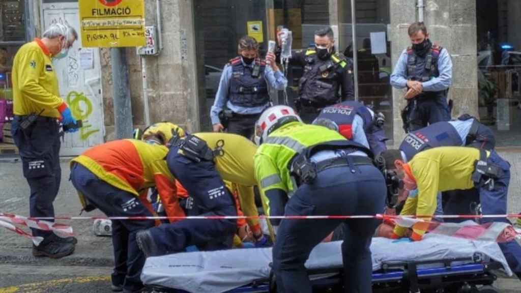 Sanitarios del SEM, mossos d'esquadra y agentes de la Guardia Urbana atienden a un hombre apuñalado en la calle Consolat del Mar de Barcelona / INSTAGRAM