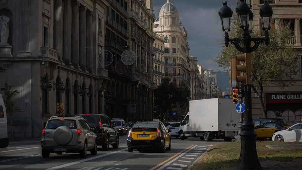 Una calle de Barcelona con alta densidad de tráfico / EP