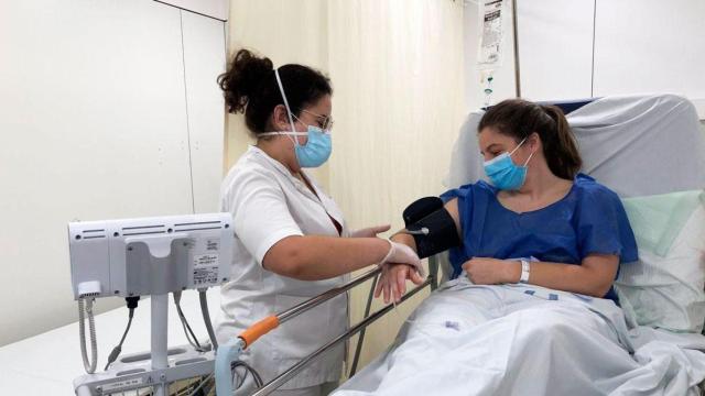 Imagen de una sanitaria y una paciente en el Institut d'Assistència Sanitaria (IAS) de Girona / EP