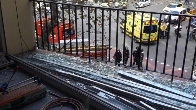 Destrozos en el balcón del piso donde se hacían las obras que causaron la explosión en la calle Calabria de Barcelona / @BCN_Bombers (TWITTER)