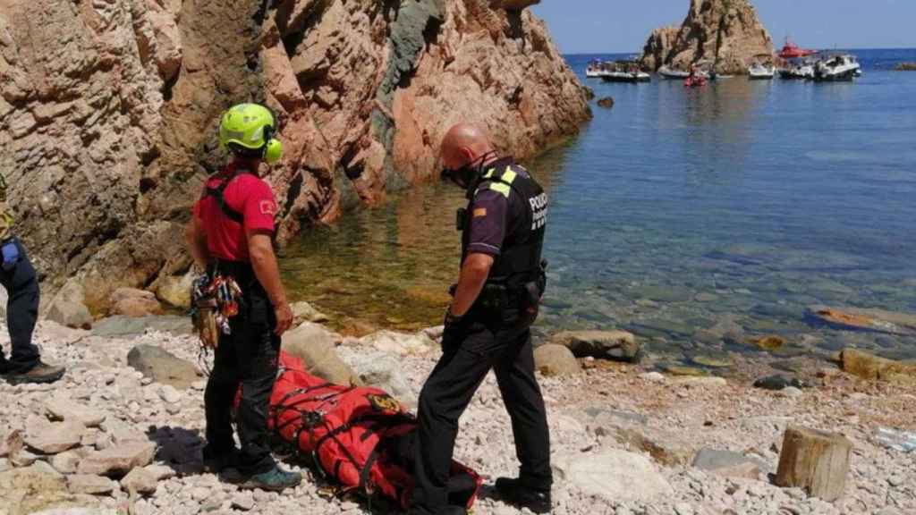 Efectivos de emergencias con el hombre rescatado tras caer por un barranco / BOMBERS