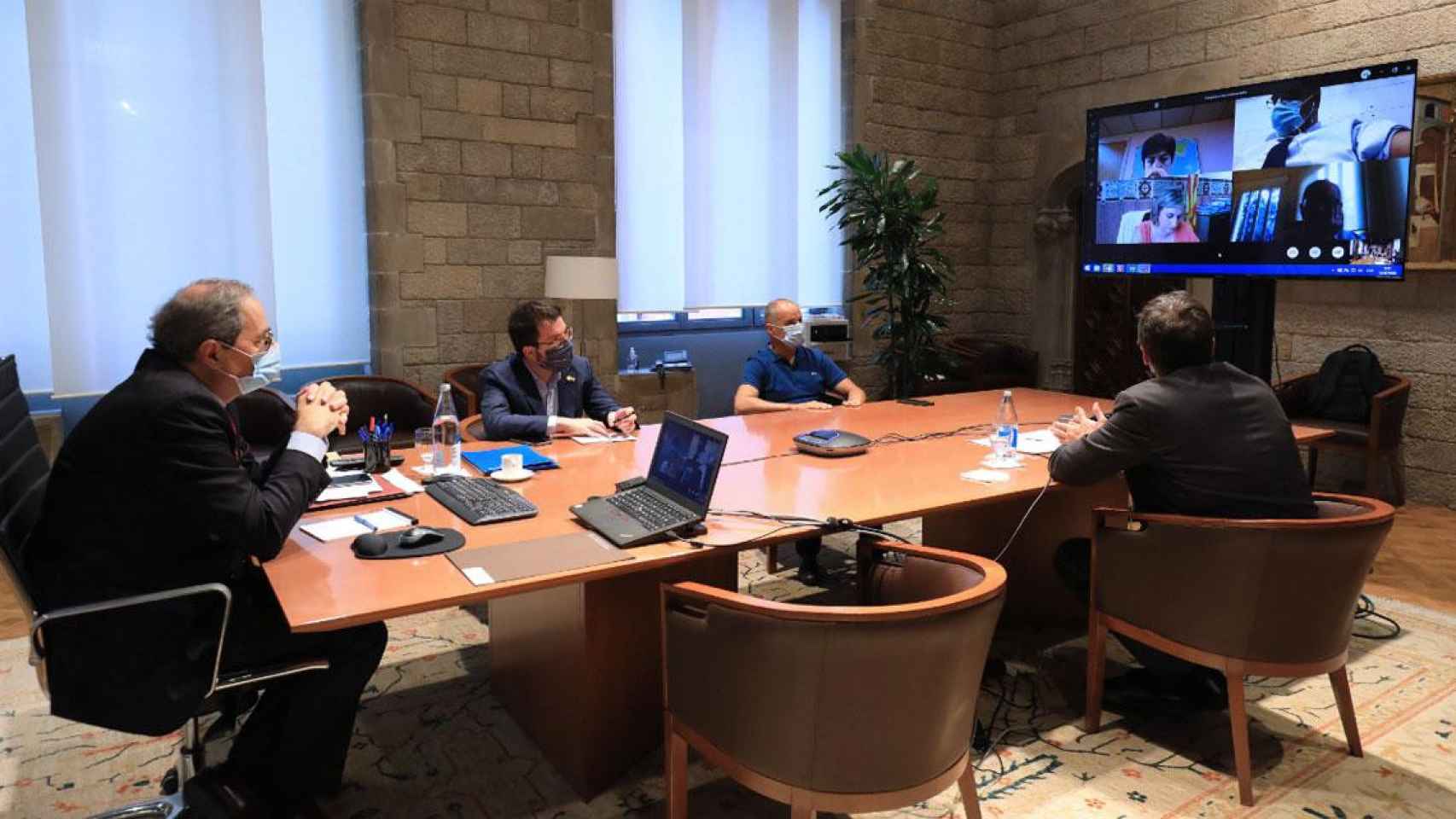 El presidente de la Generalitat, Quim Torra, durante la reunión con el vicepresidente y consejeros de su Govern / GOVERN