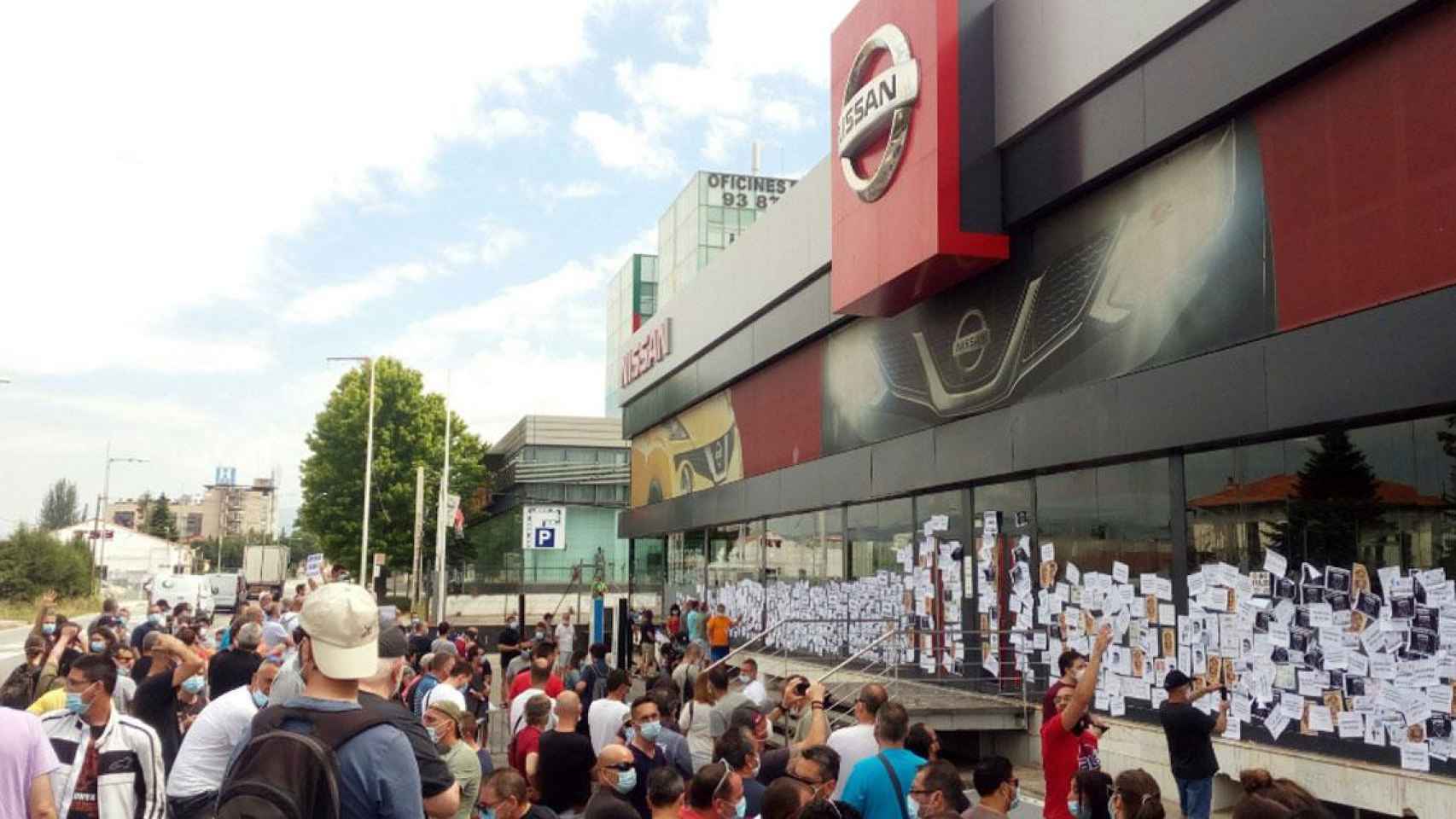 Trabajadores de Nissan empapelan uno de los concesionarios de la multinacional en Barcelona / @Arran_jovent